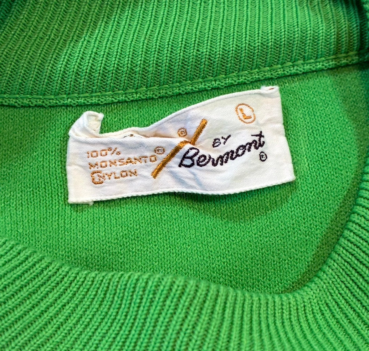 Green short sleeve sweatshirt, size large