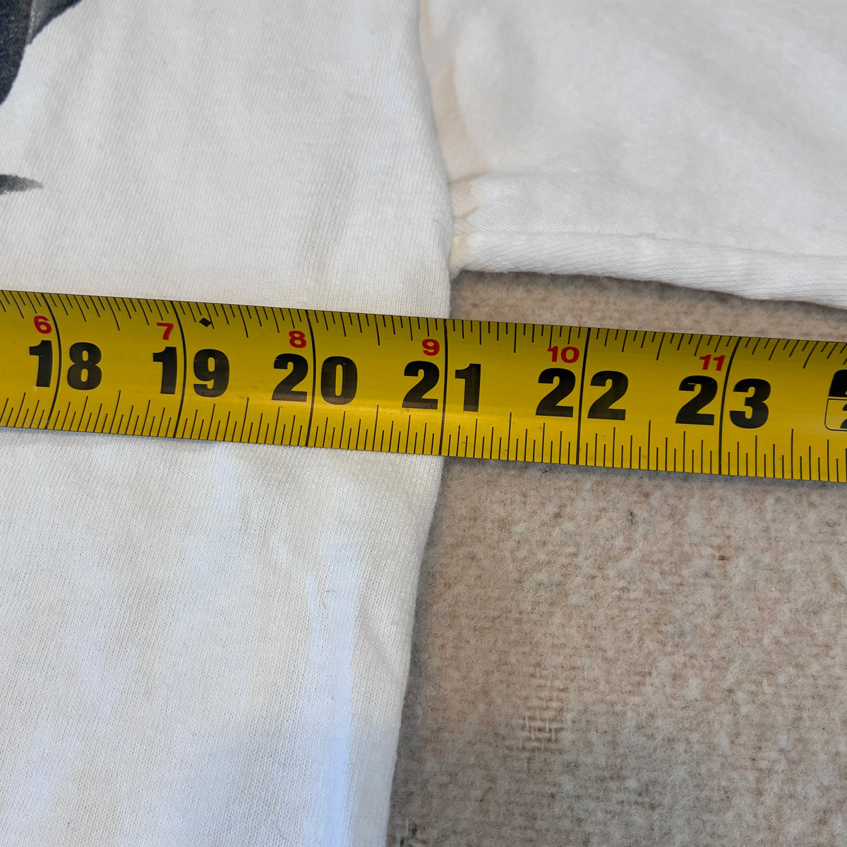 National Geographic penguin T-shirt size large ￼
